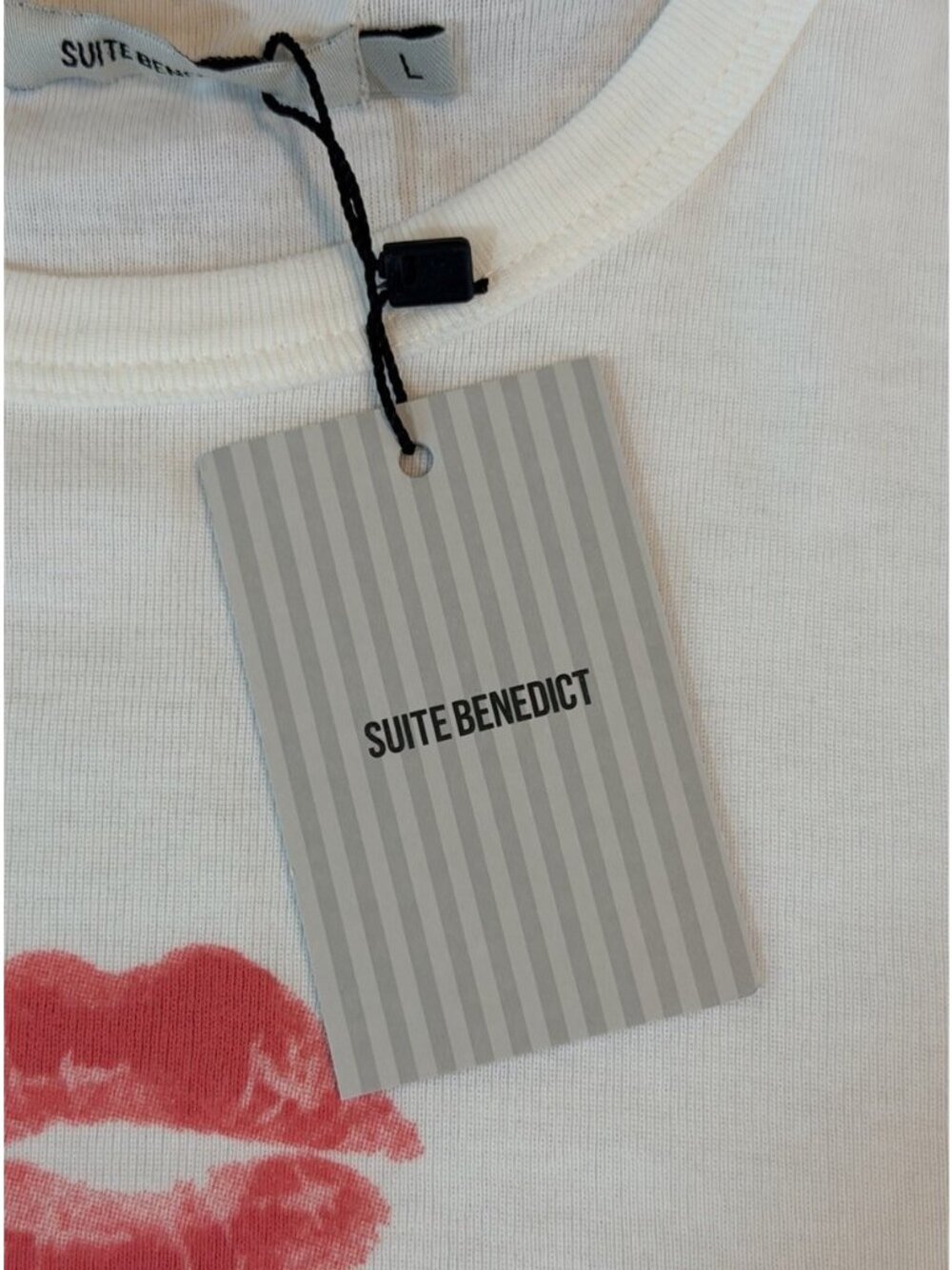 Suite Benedict Form-Fitting Tiny Tee “Muah!” ~ Size Large ~ New With Tags - Picture 7 of 8